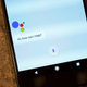 Imagen para el artículo titulado Ya no tendrás que decir "Ok, Google" para pedirle a tu teléfono que apague las luces y ponga la alarma